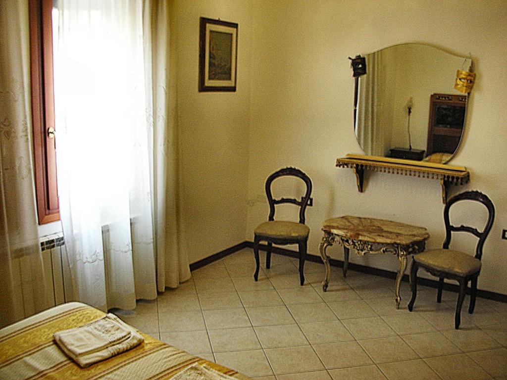 Queen House Venezia Habitación foto